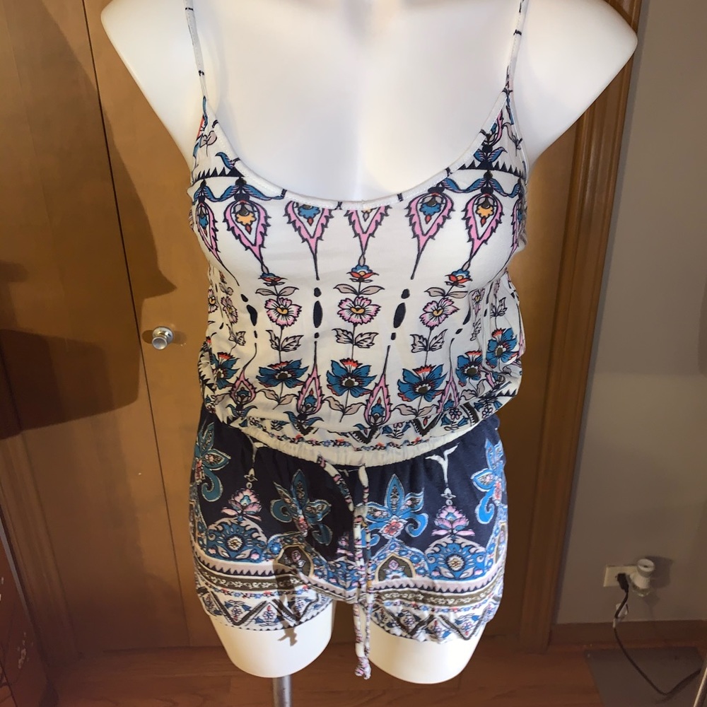 Patterned Romper - Picture 3 of 4